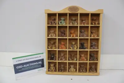 Houten display met miniatuur teddyberen - Berühmtesten – kavel bij GSD Auctions, Zoeterwoude
