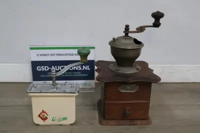 Set van twee vintage handmatige koffiemolens – kavel bij GSD Auctions, Zoeterwoude