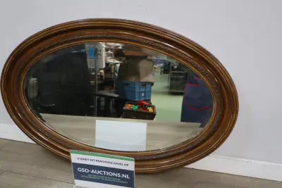 Ovale houten spiegel met sierlijke lijst – kavel bij GSD Auctions, Zoeterwoude