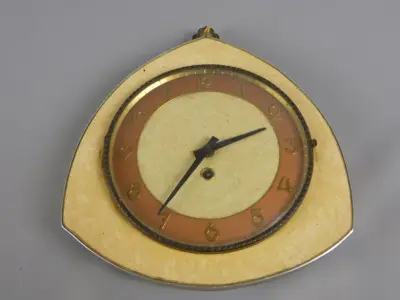 Vintage driehoekige wandklok met sleutel – kavel bij De Kringwinkel, Diest