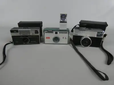 Set van 3 vintage camera's met flitser – kavel bij De Kringwinkel, Diest
