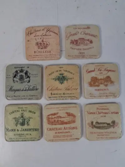 Acht decoratieve vintage onderzetters met Franse wijnetiketten – kavel bij De Kringwinkel, Waardamme