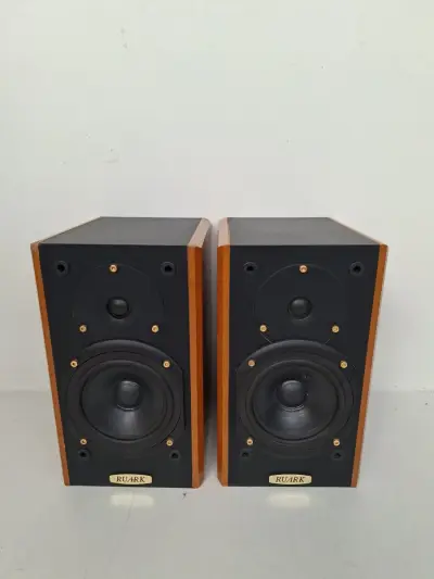 Set Premium Ruark Epilogue Monitor Luidsprekers – Handcrafted in the UK – Kersenfineer – kavel bij De Kringwinkel, Waardamme