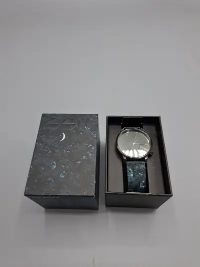 Stijlvol KOMONO Winston Magritte Horloge – "Sixteenth of September" – Met Originele Doos – kavel bij De Kringwinkel, Waardamme