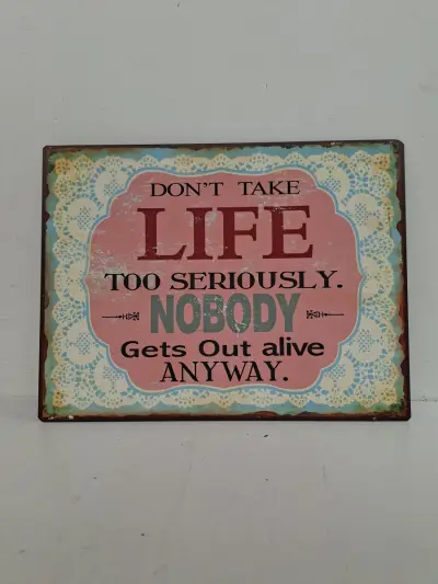 Metalen Wandbord – "Don't Take Life Too Seriously" – kavel bij De Kringwinkel, Waardamme