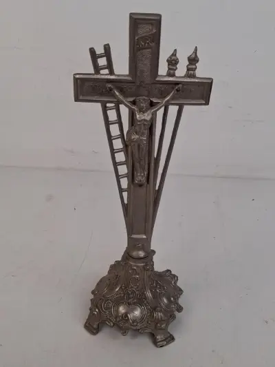 Antiek staand altaarkruis (Arma Christi) – kavel bij De Kringwinkel, Waardamme