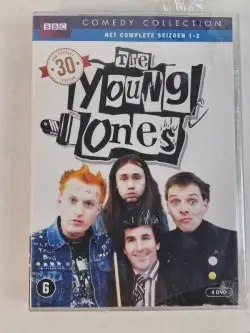 The Young Ones: het complete seizoen 1 en 2 – kavel bij De Kringwinkel, Waardamme