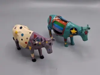 Twee decoratieve kunstkoeien uit de bekende CowParade collectie – kavel bij De Kringwinkel, Waardamme