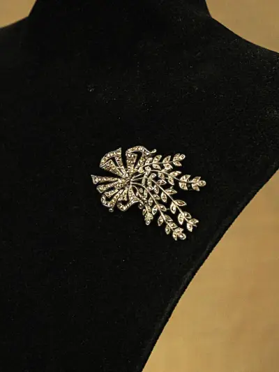 Art-deco .835 zilveren strikbroche met florale motieven & markasiet – kavel bij De Kringwinkel, Antwerpen