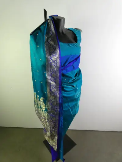 Traditionele turquoiseblauwe sari-set – kavel bij De Kringwinkel, Heverlee