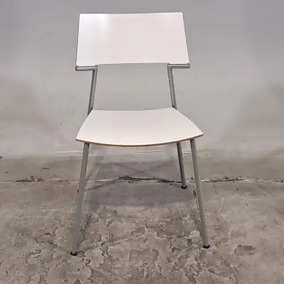 Partij diverse stoelen en bureaustoelen – kavel bij Domeinen Roerende Zaken, Groningen
