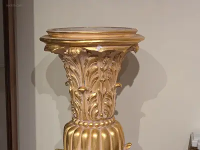 Decoratieve kolom verguld met bladgoud – kavel bij Auctim, Gembloux