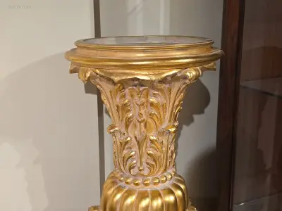Decoratieve kolom verguld met bladgoud – kavel bij Auctim, Gembloux