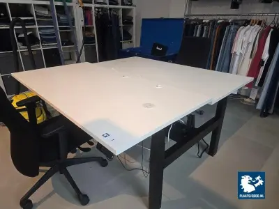 1 x 2-Zijdige elektrische verstelbare bureauopstelling met stoelen – kavel bij Plaats Je Bod, Weesp