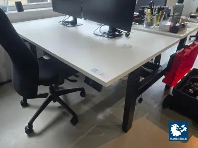 1 x 2-Zijdige elektrische verstelbare bureauopstelling met stoelen – kavel bij Plaats Je Bod, Weesp