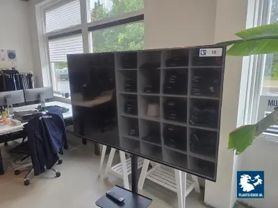 1 x LG 55 inch flatscreen op verrijdbare voet – kavel bij Plaats Je Bod, Weesp