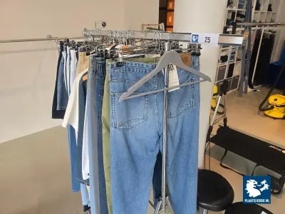 4 x Diverse soorten kledingrekken zonder inhoud – kavel bij Plaats Je Bod, Weesp