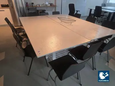 2 x Kantinetafel met diverse soorten stoelen – kavel bij Plaats Je Bod, Weesp