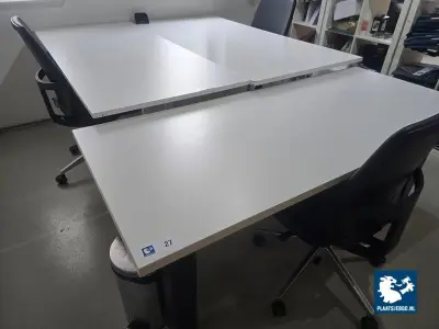 3 x Diverse soorten bureaus met bureaustoelen – kavel bij Plaats Je Bod, Weesp
