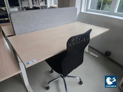 1 x Hoogte verstelbaar bureau met akoestische scheidingswand en bureaustoel – kavel bij Plaats Je Bod, Weesp