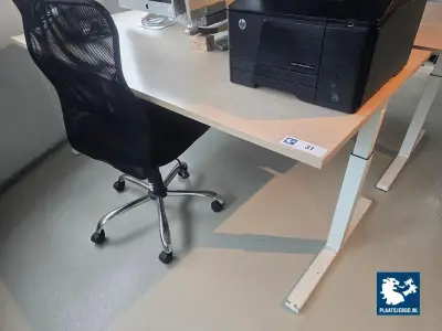 1 x Hoogte verstelbaar bureau met akoestische scheidingswand en bureaustoel – kavel bij Plaats Je Bod, Weesp