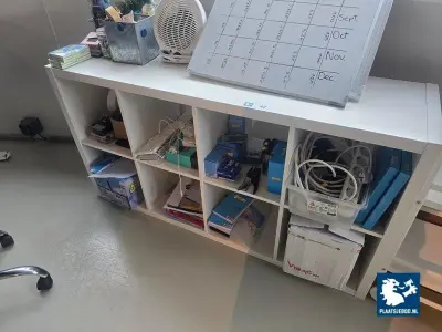 1 x 8-Vaks vakkenkast met divers kantoorgerief, whiteboards, etc – kavel bij Plaats Je Bod, Weesp
