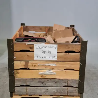 Partij diverse onderdelen en garage inventaris – kavel bij Domeinen Roerende Zaken, Groningen