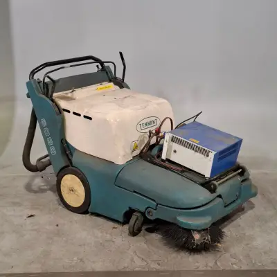 Elektrische veegmachine, Tennant, 6080, 2000 – kavel bij Domeinen Roerende Zaken, Groningen