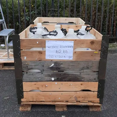 Partij waterkannen en jerrycans – kavel bij Domeinen Roerende Zaken, Groningen