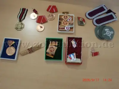 1 Konvolut von DDR-Abzeichen, DDR-Orden, Frontkämpferabzeichen, 23-teilig – kavel bij Zoll-Auktion, Pirna