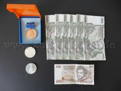 1 Konvolut: 7 Scheine österreichische Schilling, 2 Sammlermünzen DM, 1 Orden DDR – kavel bij Zoll-Auktion, Dresden