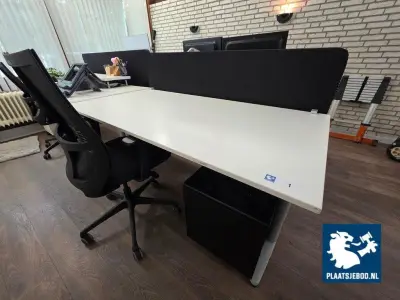 2 x In hoogte verstelbare bureau, ladeblok, 2 x verrijdbare gestoffeerde bureaustoelen, 1 x akoestische scheidingswand – kavel bij Plaats Je Bod, Uithoorn
