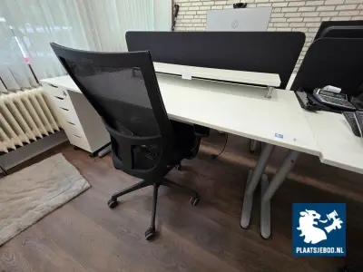 2 x In hoogte verstelbare bureau met opstand, 1 x ladeblok, 2 x verrijdbare bureaustoelen en 1 x akoestisch scheidingswand – kavel bij Plaats Je Bod, Uithoorn
