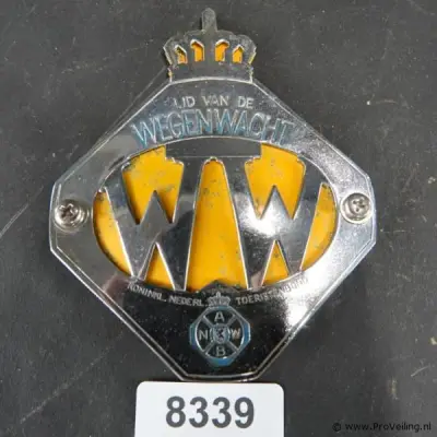 Vintage ANWB Wegenwacht grille-embleem (schildje) uit de 20e eeuw, bedoeld om vroeger op de voorzijde (grille) van een auto te bevestigen – kavel bij ProVeiling, Wageningen