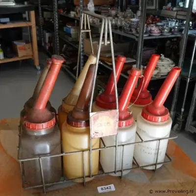 Vintage Shell oliefleshouder uit de vroege automobiel- of tankstationperiode met oliekannen – kavel bij ProVeiling, Wageningen