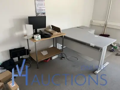Partij divers bureautafels – kavel bij VH Auctions