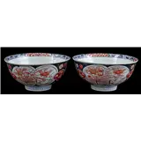 2 porseleinen Verte-Imari kastkommen met floraal decor, Japan Edo periode ca – kavel bij Veilinghuis Derksen