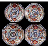 4 octogonale porseleinen Imari schotels met floraal decor, gemerkt, Japan Edo periode ca – kavel bij Veilinghuis Derksen