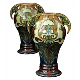 2 plateel oorvazen De Distel Amsterdam, modelnummer 29, productiedatum 31-7-1899, 28,5 cm hoog (1 oor met chip, 1 puntje van oor afgebroken, deksel… – kavel bij Veilinghuis Derksen