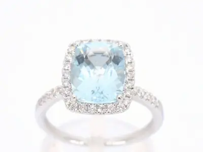 Witgouden entourage ring met een bijzondere aquamarijn – kavel bij Onlineveilingmeester