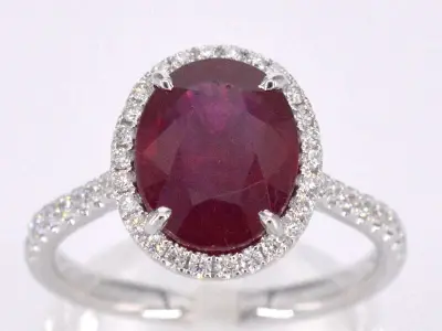 Witgouden entourage ring met diamanten en robijn – kavel bij Onlineveilingmeester