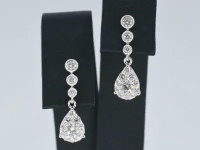 Witgouden druppelvormige oorhangers met diamanten – kavel bij Onlineveilingmeester