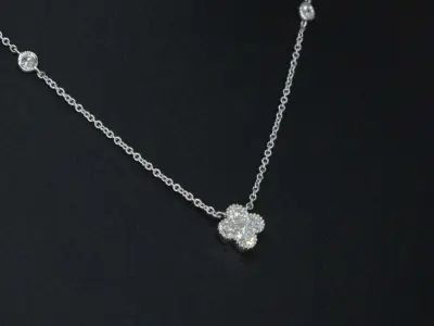 Witgouden collier met diamanten hanger klaver vier – kavel bij Onlineveilingmeester