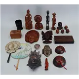 Een groot lot ethnografica, waaronder Indonesisch en Afrikaans snijwerk – kavel bij Medusa Auctioneers