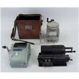 Een lot bestaande uit een vintage isolatiemeter, een kaartjesautomaat, en een mechanische rekenmachine – kavel bij Medusa Auctioneers