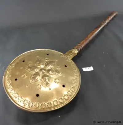 Antieke koperen en messing beddenpan (ook wel beddenwarmer genoemd) met een houten handvat, die vroeger in de 18e of 19e eeuw werd gevuld met hete… – kavel bij ProVeiling, Wagening