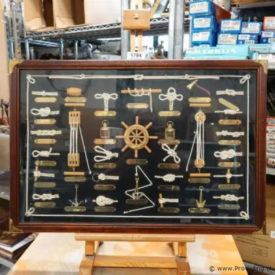 Knopenbord (ook wel een zeemansknopenvitrine of shadow box genoemd) achter glas in een houten lijst – kavel bij ProVeiling, Wageningen