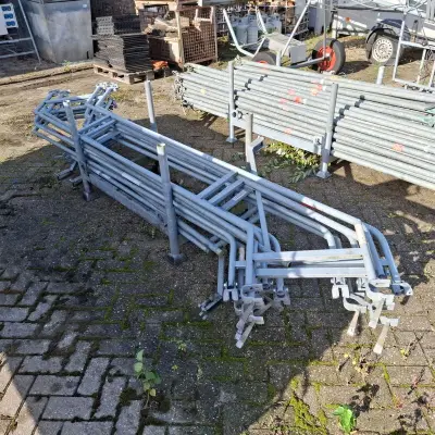 Ca. 13x Bordestrap leuning, Layher, Allround | 257 cm, in transportbok – kavel bij Onlineveilingmeester, Smilde