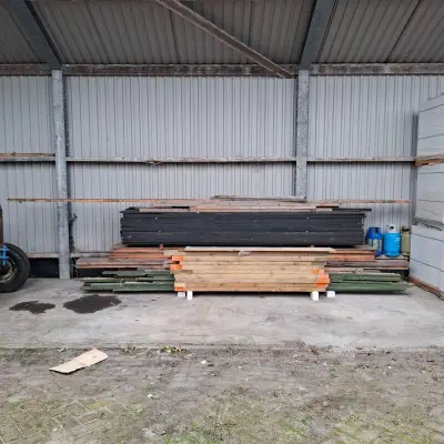 Partij diverse houten planken en balken – kavel bij Onlineveilingmeester, Smilde