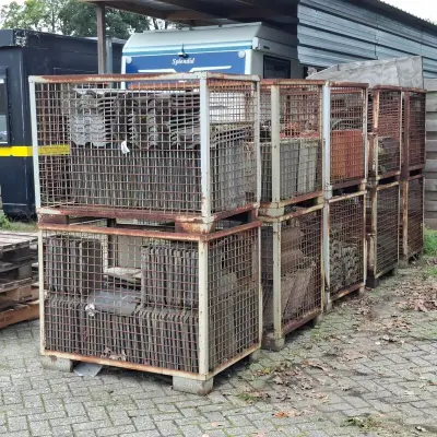 10x Gitterbox met diverse dakpannen – kavel bij Onlineveilingmeester, Smilde